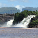 Jeden z czterech wodospadów w Lagunie Canaimy
